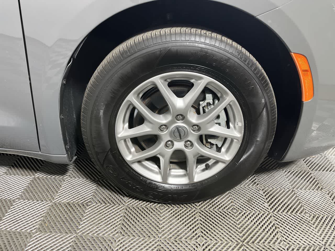 2025 Chrysler Pacifica Select