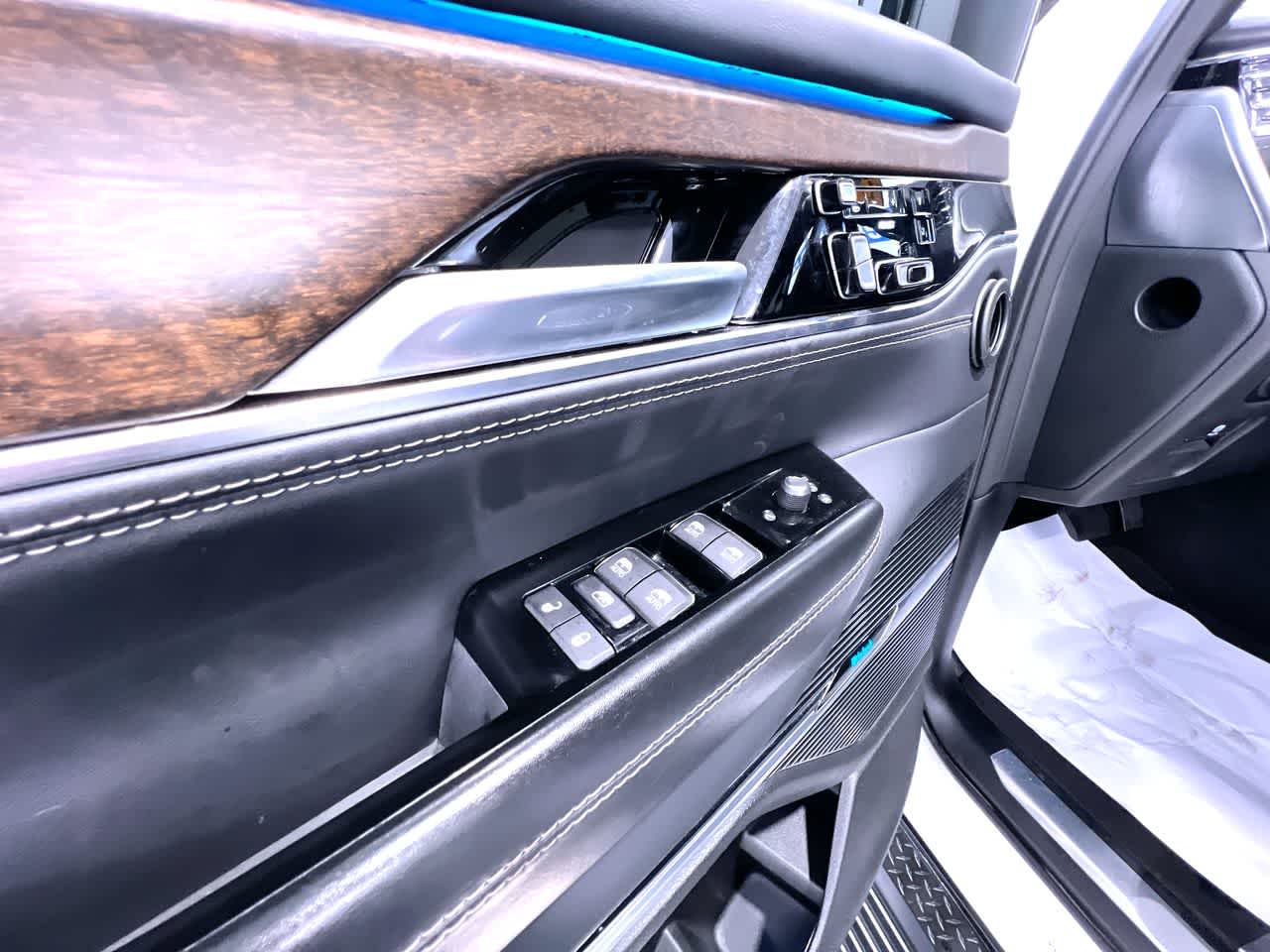 2023 Jeep Grand Wagoneer Base