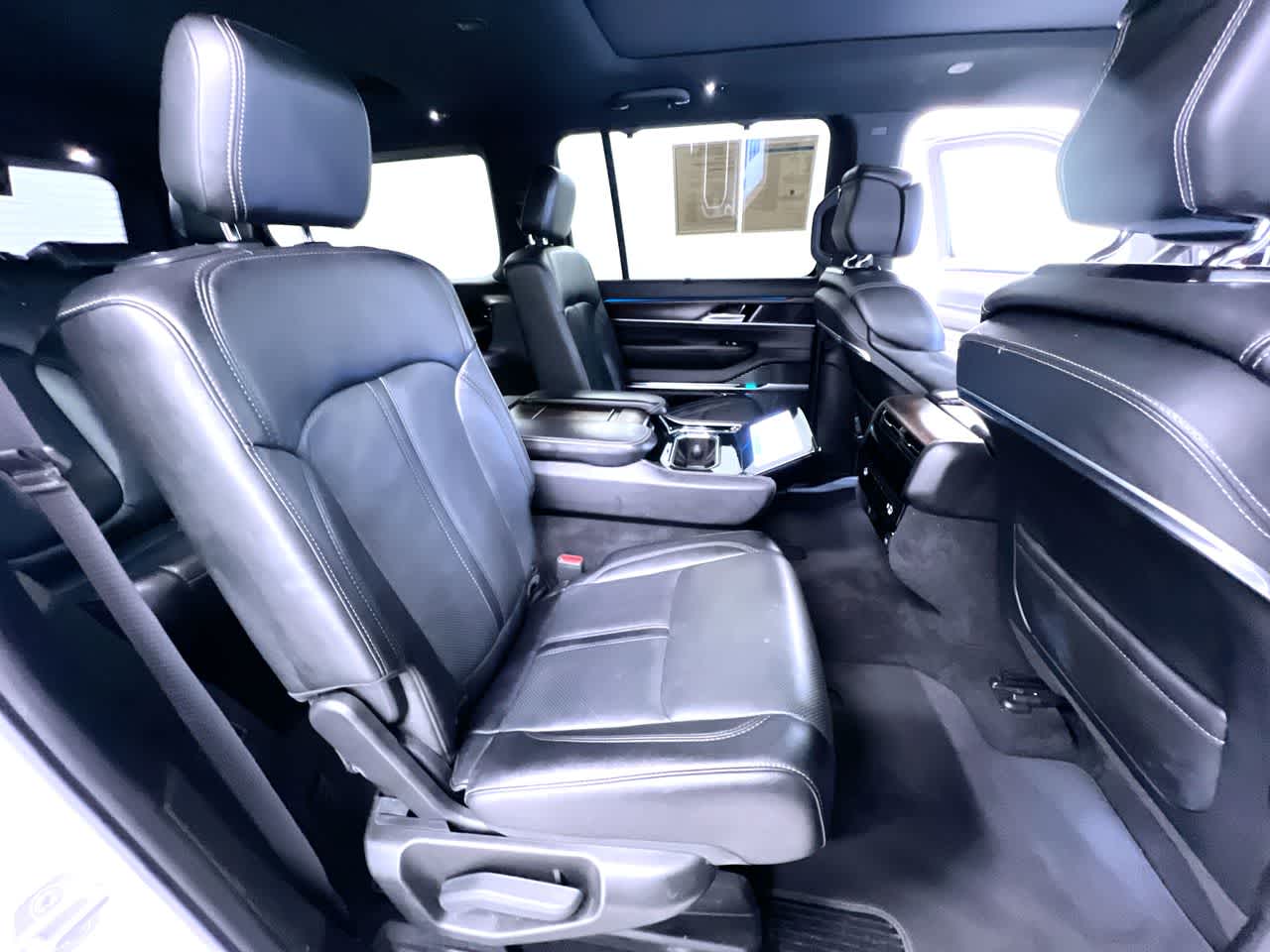 2023 Jeep Grand Wagoneer Base