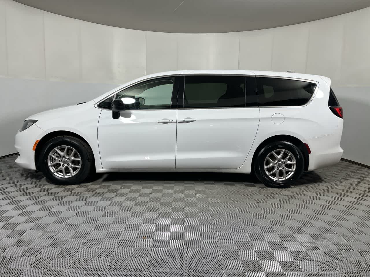2024 Chrysler Voyager LX