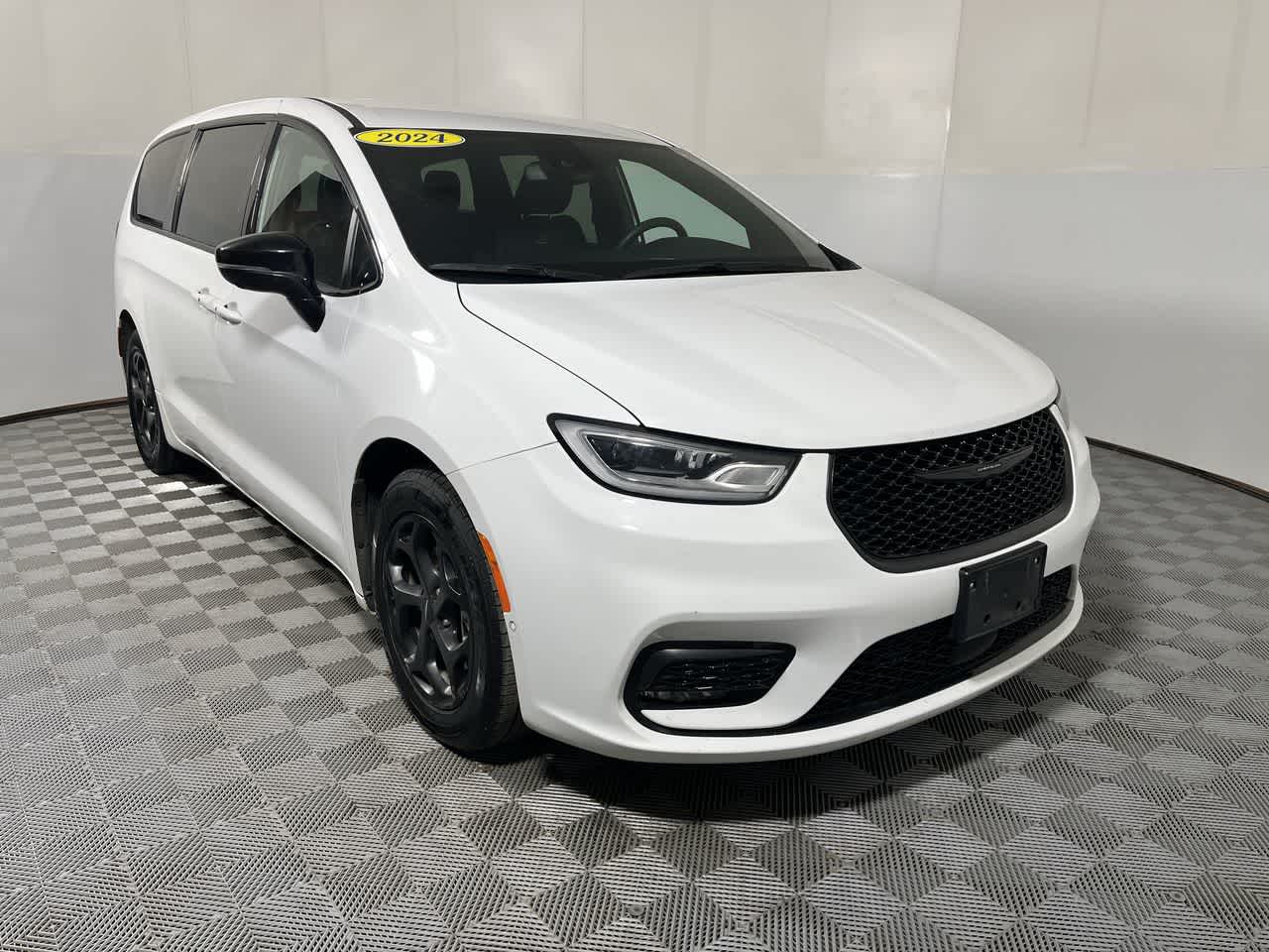 2024 Chrysler Pacifica Hybrid S Appearance Pkg